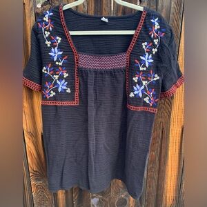 Old Navy women’s XL black embroidered top short sleeve. Peasant girl top.